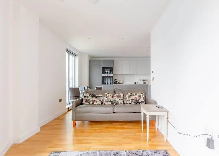 Stylish 2 Bed Flat In Battersea - Private Balcony