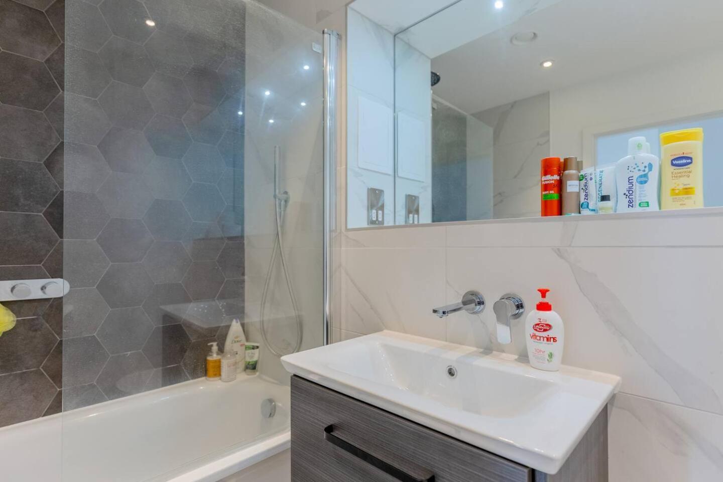 Stylish 2 Bed Flat In Battersea - Private Balcony * London
