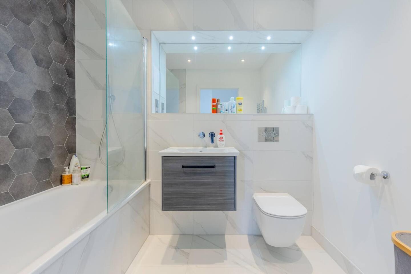 Apartment Stylish 2 Bed Flat In Battersea - Private Balcony London