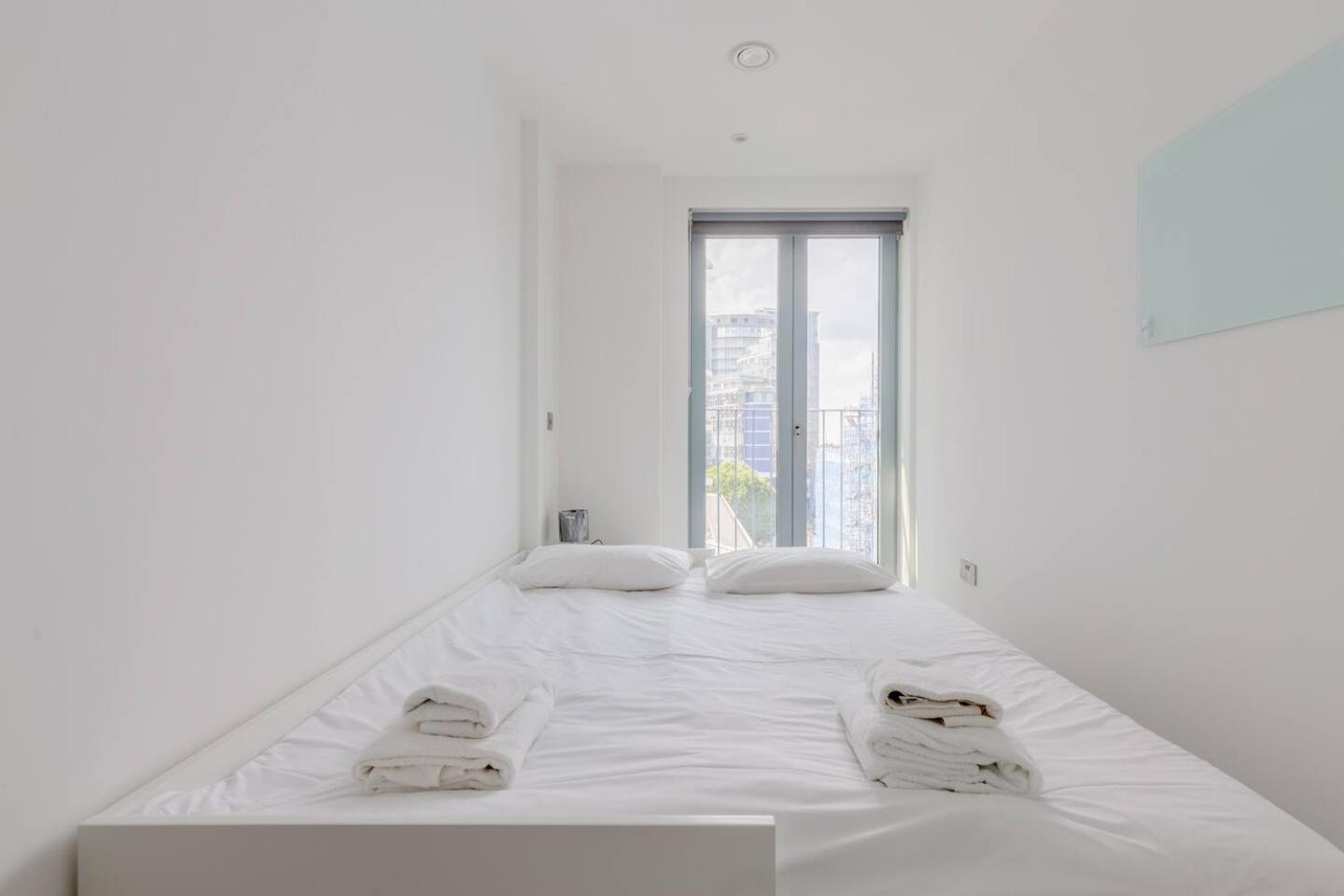 Stylish 2 Bed Flat In Battersea - Private Balcony