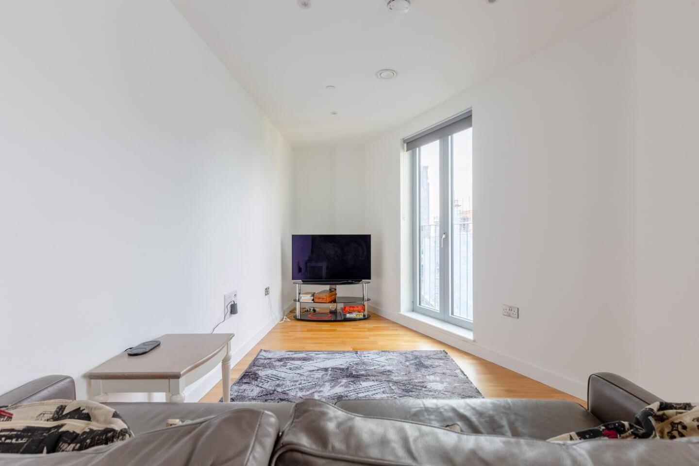 Stylish 2 Bed Flat In Battersea - Private Balcony Apartment