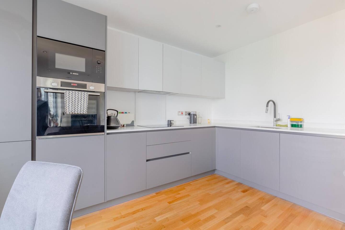 Stylish 2 Bed Flat In Battersea - Private Balcony *