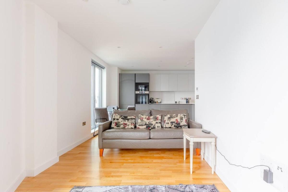 Stylish 2 Bed Flat In Battersea - Private Balcony *