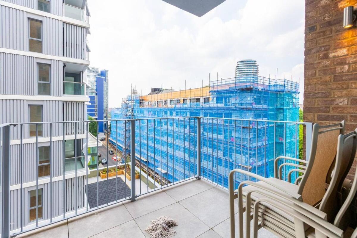 Stylish 2 Bed Flat In Battersea - Private Balcony